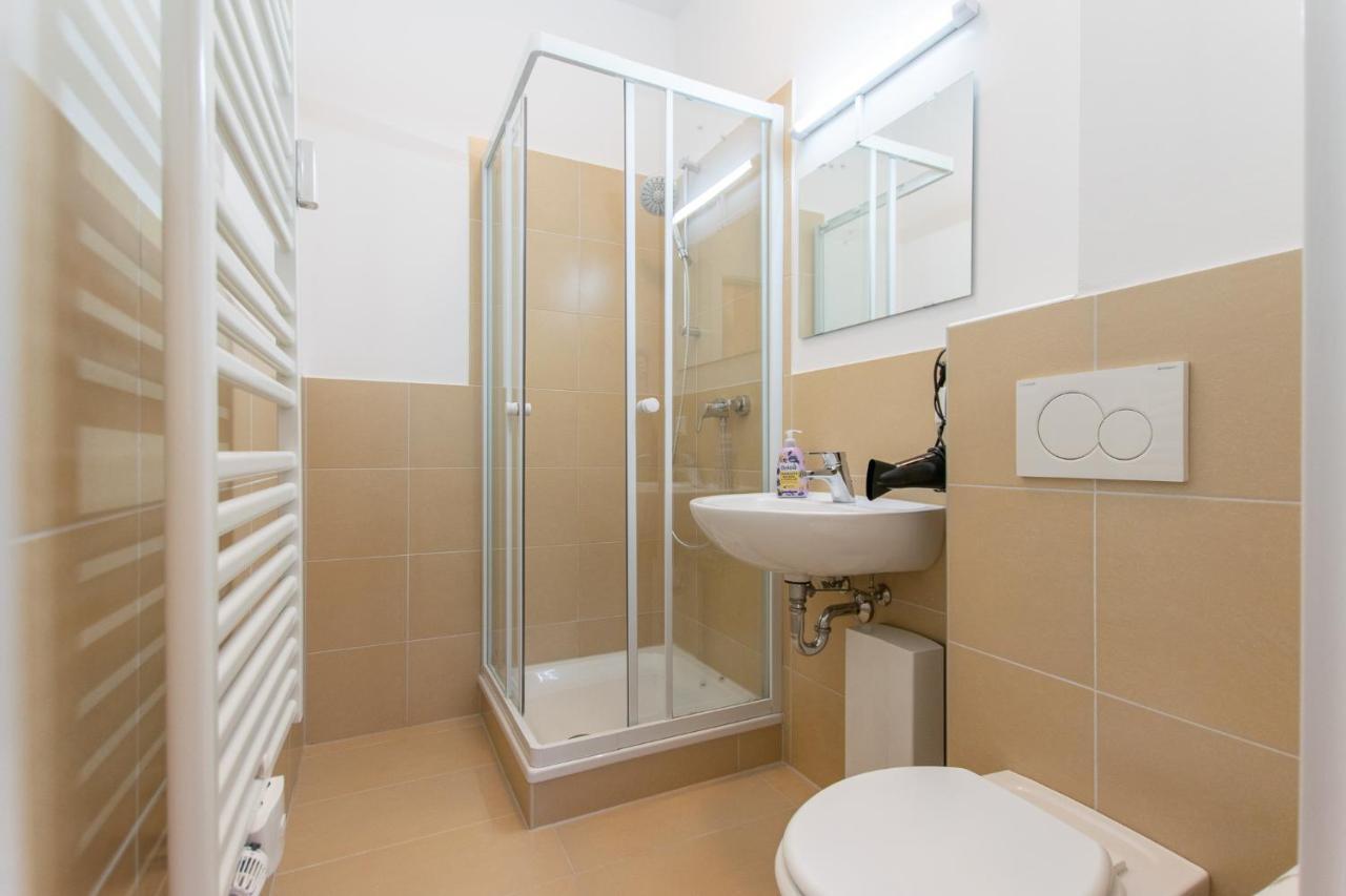 Raj Living - 1 Or 4 Room Apartments - 15 Min To Messe Dus - 10 Min Old Town Dus デュッセルドルフ エクステリア 写真